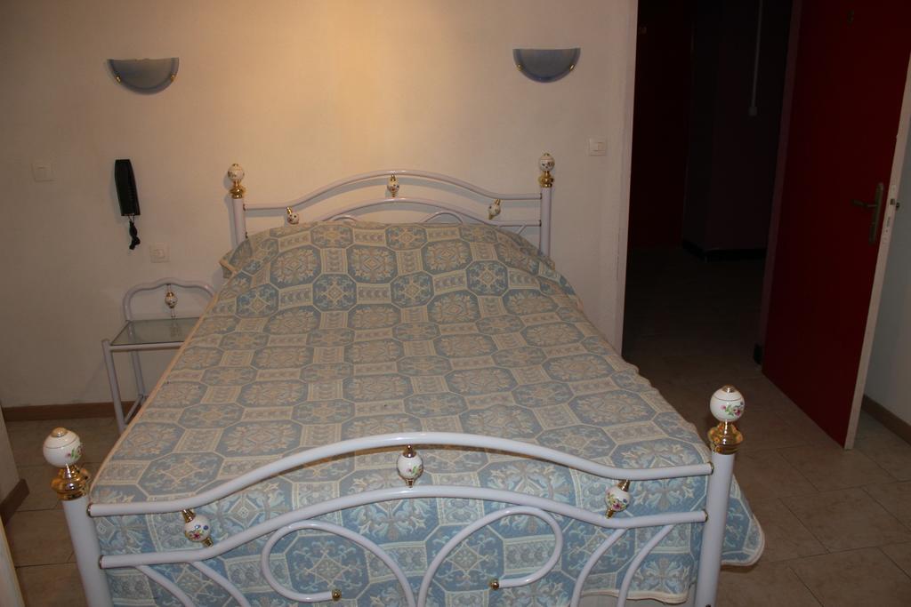 Hotel Restaurant La Camargue Salin-de-Giraud Room photo