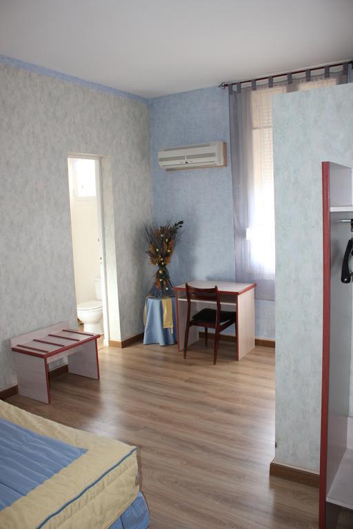 Hotel Restaurant La Camargue Salin-de-Giraud Room photo
