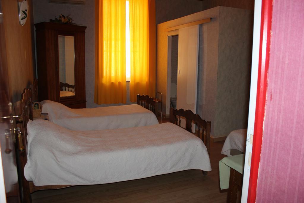 Hotel Restaurant La Camargue Salin-de-Giraud Room photo